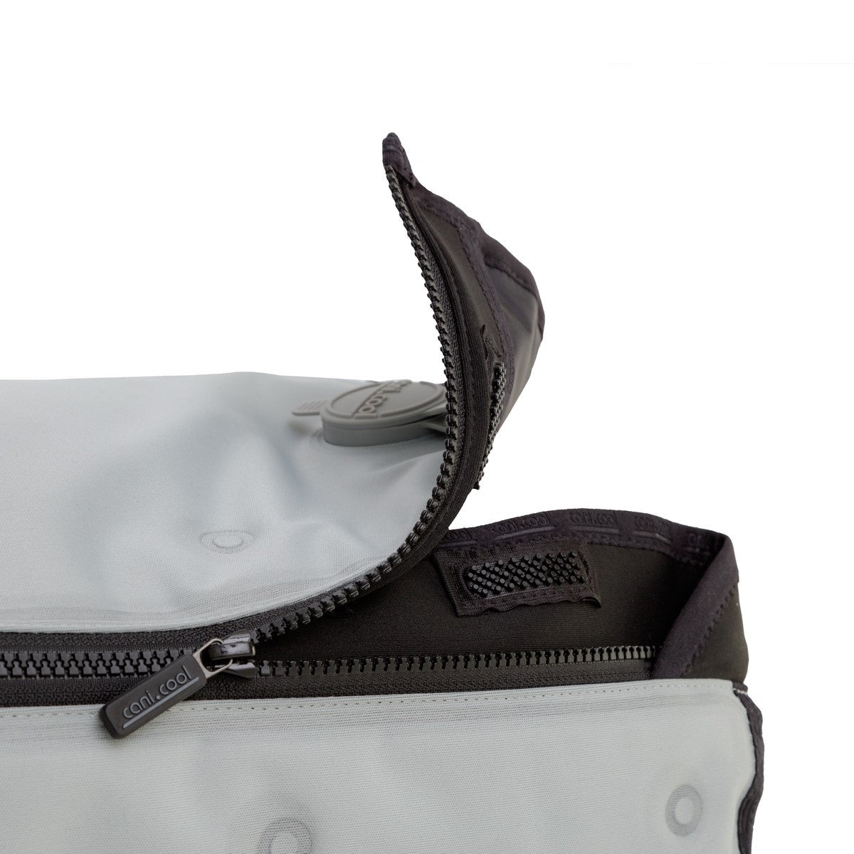 cani.cool - DRY cooling vest for dogs close up view to see the zipper